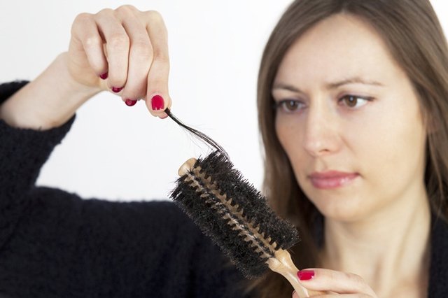 tóc bám trên lược là dấu hiệu của tóc rụng nhiều