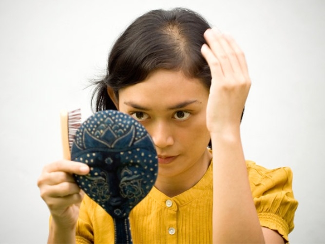 gương và lược giúp bạn trị rụng tóc sớm