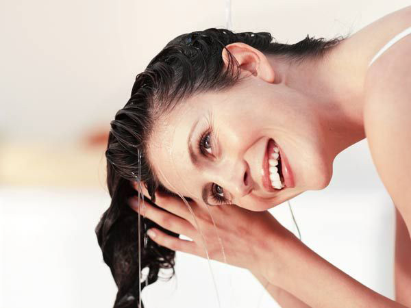 sử dụng nước muối giúp trị rụng tóc