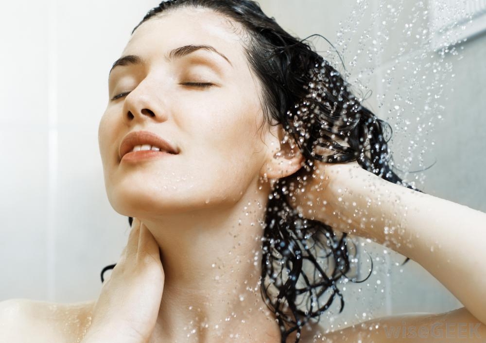 Gội đầu với nước lạnh giúp bảo vệ tóc uốn nhuộm khỏi hư tổn