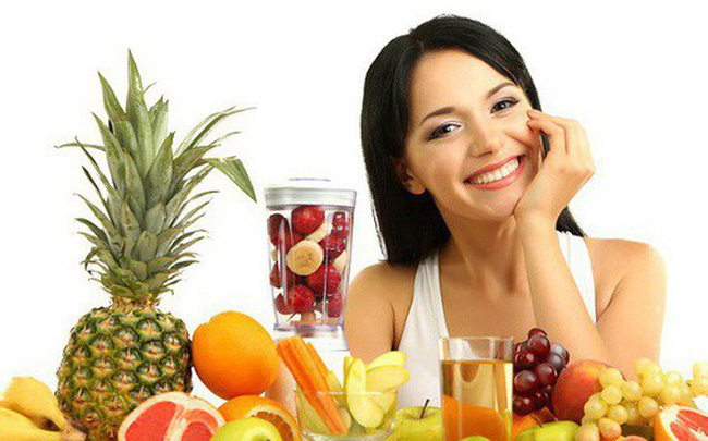 Bạn nên uống nhiều nước, ăn nhiều hoa quả để da đầu bị nấm nhanh chóng hồi phục