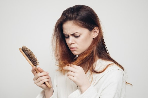Cơ thể thiếu chất dinh dưỡng cũng gây ra hiện tượng rụng tóc