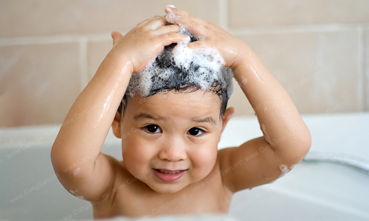 thường xuyên chải tóc và gội đầu giúp ngăn rụng tóc ở trẻ