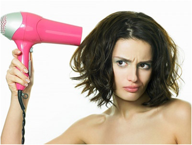 chải đầu và sấy tóc khi ướt gây rụng tóc nhiều hơn