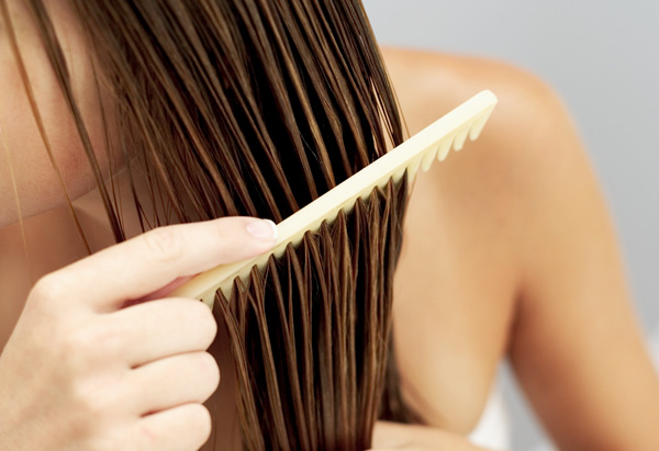 Sử dụng lược răng thưa chải đầu để hạn chế tổn thương cho tóc