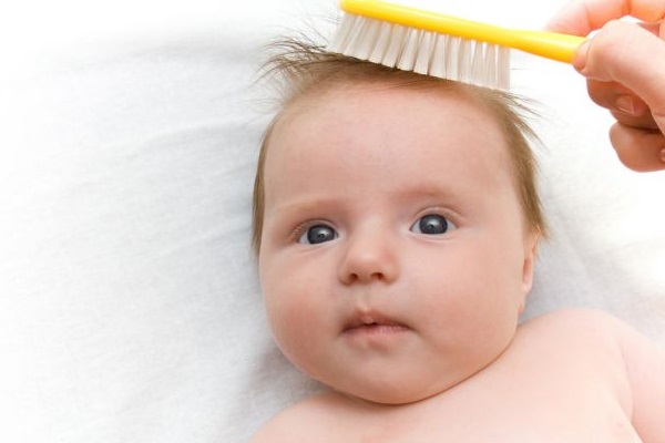 rụng tóc ở trẻ sơ sinh cảnh báo con thiếu canxi
