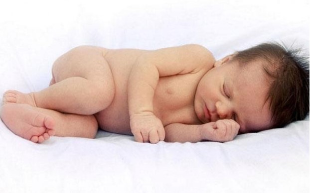 Thay đổi tư thế ngủ cho bé