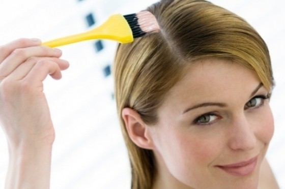 lạm dụng các sản phẩm chăm sóc tóc khiến tóc bạc sớm