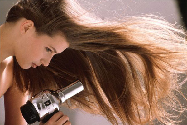 Thay đổi kiểu tóc thường xuyên gây rụng tóc